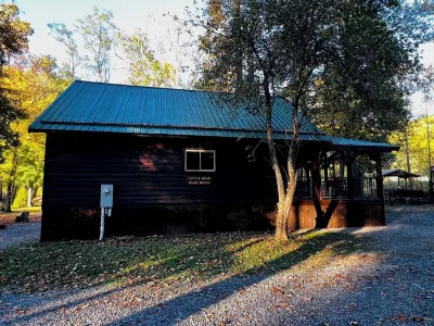"Family Fun by the River: Sleeps 9, Pet-Friendly Cabin 莫農加希拉國家森林附近的飯店