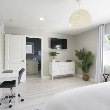 Downtown Pool Home| Mins to Beach | Cabana service