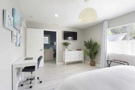 Downtown Pool Home| Mins to Beach | Cabana service