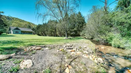 Country Lane - Creek Front - Fire Pit