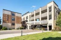 Downtown Escape 1BR Condo Hotels near Great Wolf Lodge