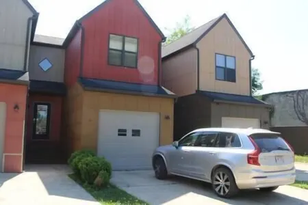 Athens city townhouse, 3 bedrooms, 2.5 baths, FREE Wi-Fi, FREE Parking, Deck, 18