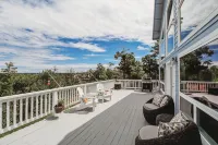 Luxury 6-bedroom home with View, Arcade Table, Fire table, Jet tubs, Deck, Wi-Fi
