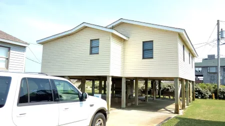 Lovely 3 Bedroom Oceanside Cottage With No Street To Cross.