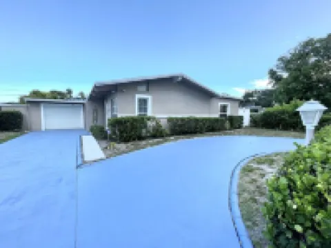 FREE Heated Pool, Weber Gas Grill, 3 miles to the beach!