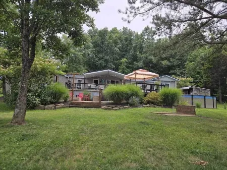 Charming 4-bedroom house with WiFi and AC in French Lick with country setting