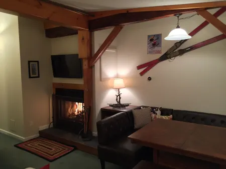 Best Location! Renovated center village Okemo 2 BR - free shuttle outside door! Отели в г. Ладлоу