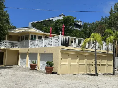 Siesta Key Access- Large Deck w/ Bay View: 2-Bdrm Condo-sleeps 6 Heated Pool!