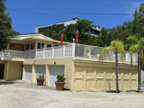 Siesta Key Access- Large Deck w/ Bay View: 2-Bdrm Condo-sleeps 6 Heated Pool!