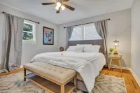 Stylish Duplex Near East Lake Golf Course (Unit B) Hotel dekat Mark Trail Park and Recreation Center