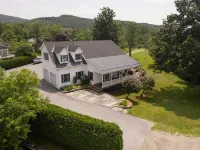 Relax by "The Water's Edge enjoy amazing views and year round fun! 6BR/3.5BA Hotele w: Castleton