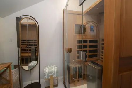 Waterfront Holiday Vacation Villa New England - 2 min from Ocean W/ fireplace