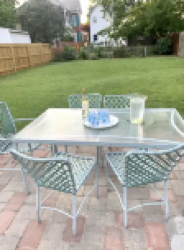 Belle is a cute cottage blocks from shops, bay, cafes