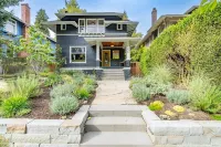 Beautiful North Cap Hill Craftsman with Hot Tub Các khách sạn ở Capitol Hill