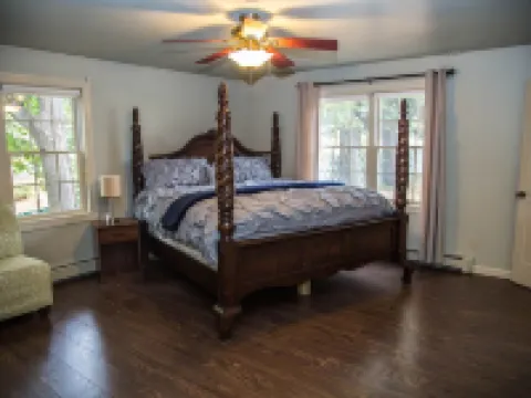 Sunnyside home near Sunday River, Black Mountain, Lakes, Rivers and Hikes Hotels in Rumford