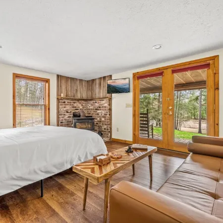 Secluded Lake Front Lodge In Cosby - Your Ultimate Hideaway