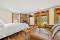 Secluded Lake Front Lodge In Cosby - Your Ultimate Hideaway