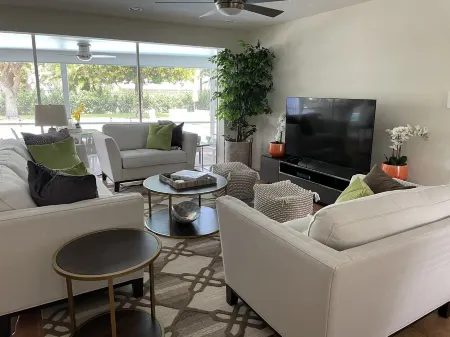 Charming House in Historic Lake Ida Delray Отели в г. Делрей-Бич