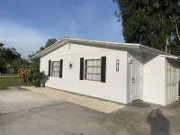 Dogs and Cats Friendly Renovated Duplex 5 Min Drive from the Beach