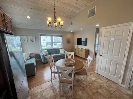 Beach bungalow that can sleep up to 6! 4 minute walk to the beach! Отели рядом с достопримечательностью «JCPenney»