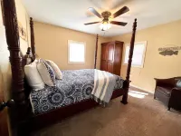 Secluded Cabin with Cozy Fireplace and Jetted Tub! 5-Minutes to Branson Landing