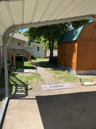 The Nestle Inn, walk to Historic Downtown Square. Centrally located.