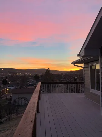 Spacious 5-Bedroom Home Blocks away from Downtown nestled in Below STURGIS Sign Отели рядом с достопримечательностью «Days End Campground, Cabins and RV Park»