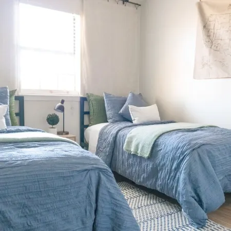 Modern 2Br Casita. Near I-40. Perfect for Work Stays & Pets!