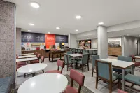 布里奇波特/克拉克斯堡歡朋飯店 - 早餐