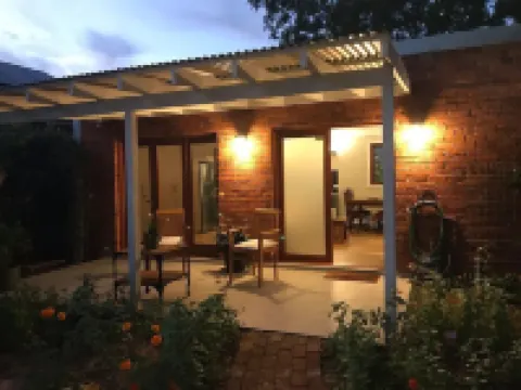 CBD luxury - near cafes, parks & art. Free bikes