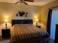 Gated Condo; pool,  hot tub, gym, 2 bedrooms, 2 bath, 5 min to Cardinals Stadium 鄰近駱駝背牧場的酒店
