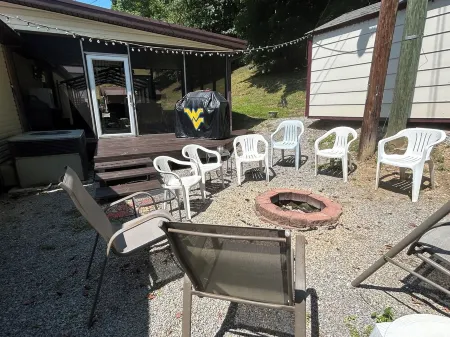 A & B TRAIL HOUSE @ Hatfield-McCoy Trails, 5 Beds Plus Futon 2 Couches & 2 Baths