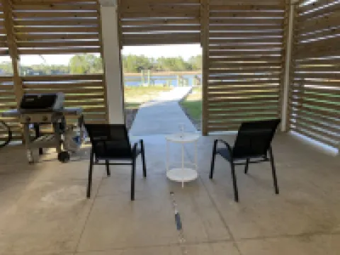 Fisherman's access and relaxation in a 2BR 2BA on River with Dock, Pet friendly!