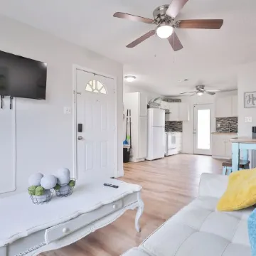 Near Hsu, Acu & Hendrick ~ Clean ~ Charming Cottage  ~ New Discounts ~ Pets
