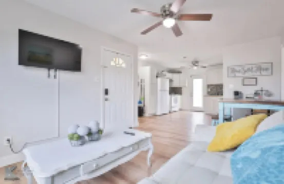 Near Hsu, Acu & Hendrick ~ Clean ~ Charming Cottage  ~ New Discounts ~ Pets