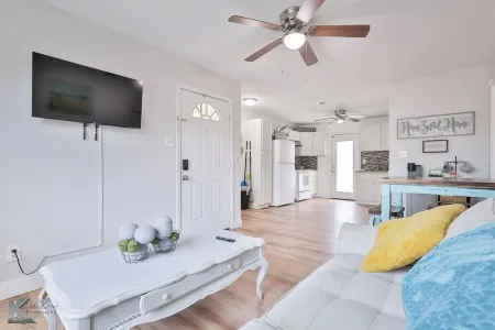 Near Hsu, Acu & Hendrick ~ Clean ~ Charming Cottage  ~ New Discounts ~ Dogs