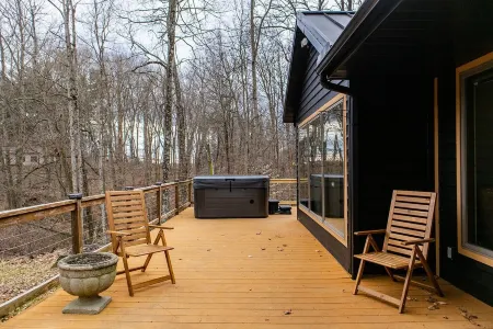 Secluded Cabins on Private Stocked Pond Hot Tub. Ping Pong. Arcade. Master Suite