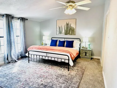 Waterfront home on Eufaula - WHITE SANDY BEACHES and amazing outdoor patio/bar!