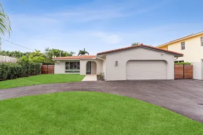 Modern Waterfront: Luxe Renovation + Sunset Views فنادق في 