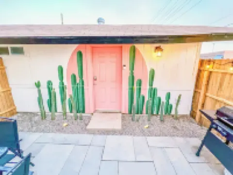 Artsy Studio w/Private Patio 5mins to Airport & Downtown PHX - Sky Harbor Suite