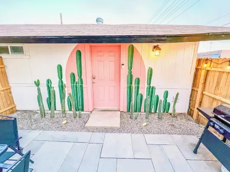 Artsy Studio w/Private Patio 5mins to Airport & Downtown PHX - Sky Harbor Suite Отели рядом с достопримечательностью «St. Mary's Basilica»