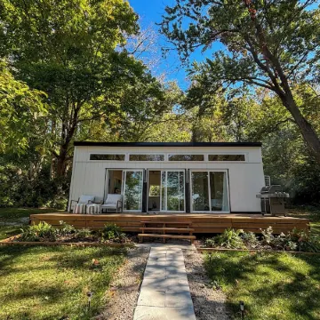 Centrally located St. Louis and Arch view. Complimentary water,wine & breakfast