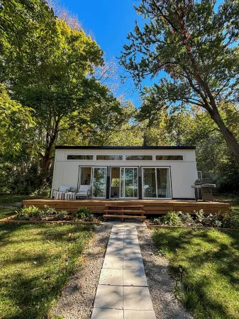 Centrally located St. Louis and Arch view. Complimentary water,wine & breakfast