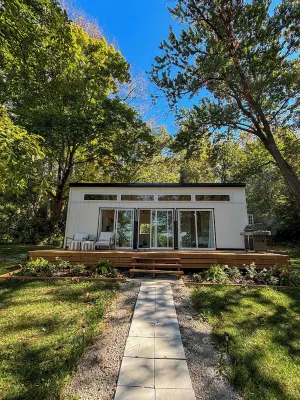 Centrally located St. Louis and Arch view. Complimentary water,wine & breakfast