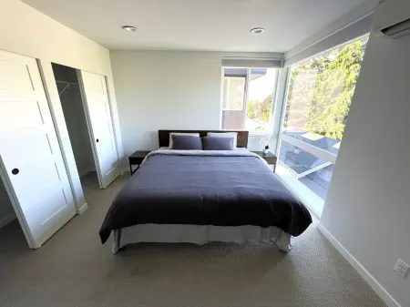 Modern Home in Heart of West SEA (safer area), near Downtown, Beach, Hwy Access Отели рядом с достопримечательностью «Алки Пойнт Лайтхаус»