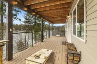 Lakefront Cabin with 2 Decks and Amazing Views. Firepit, Cornhole, Kayaks!