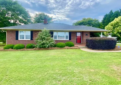 Charming Home in Upscale Suburban Area モーニングサイド・バプティスト・チャーチ周辺のホテル