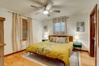 Bamby Bungalow. Family and Pet Getaway. Fenced in yard and minimal stairs