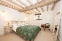 Peaceful Devon hideaway with wood fired hot tub and great pubs. Hotels in Crediton