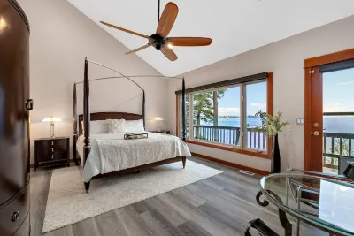 Lakefront Luxury,  your own private beach & dock and close to Sandpoint 미러 호 주변 호텔